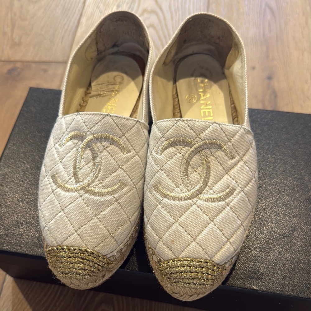 Preloved Chanel Women's Quilted Fabric Espadrilles - Gold and Cream